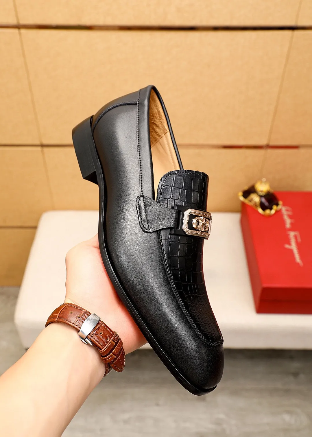 Men's shoes 💰442 💐 Product trademark: Ferragamo "Ferragamo" casual leather shoes Regular size: 38-44 (45.46🉑️customized) Product materials: Selected imported first-layer calfskin embossed upper + original hardware buckle, imported water-dyed cow leather lining. Strong three-dimensional visual effect, combined outsole Color: 1⃣️color optional